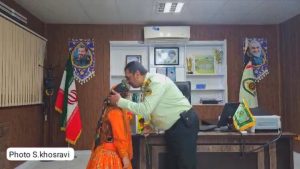 تقدیر نونهال قشقایی از مأمور نیروی انتظامی در شهرستان کوار به مناسبت هفته نیروی انتظامی